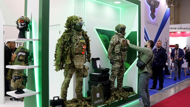 At the International Miltary-Technical Forum (ARMY-2024) in Patriot Park near Moscow, visitors get an idea of the military equipment. (Bild: ASSOCIATED PRESS)