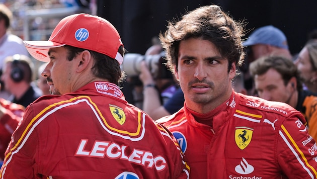 Carlos Sainz (right) does not rule out a return to Ferrari. (Bild: AFP/APA/JOHN THYS)