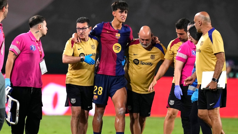 Marc Bernal had to be carried off the pitch in tears. (Bild: AP ( via APA) Austria Presse Agentur/ASSOCIATED PRESS)