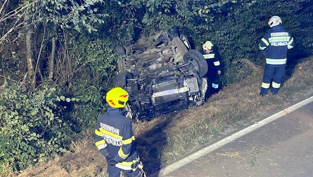 The small truck overturned and came to rest in the ditch. (Bild: Feuerwehr Kirchberg)