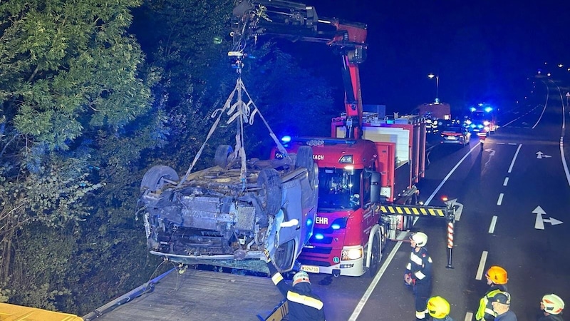 Zwei Stunden lang dauerte die Bergung des Transporters. (Bild: Feuerwehr Kirchberg)