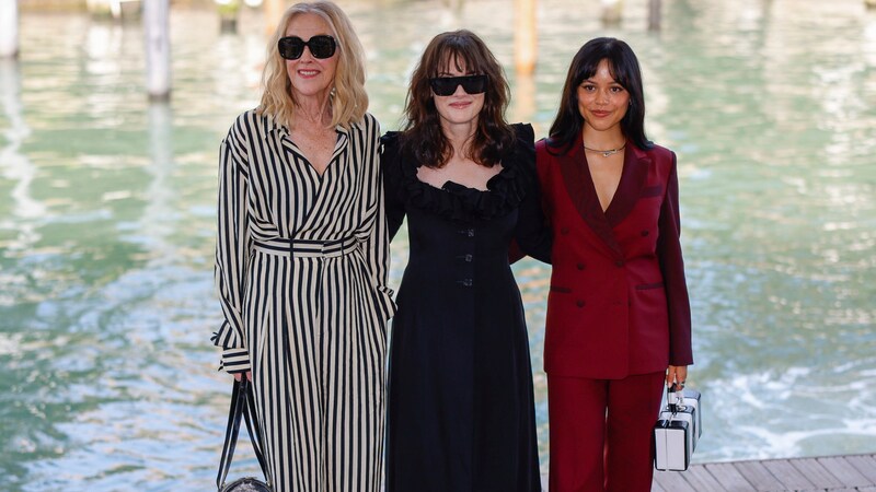 Catherine O‘Hara, Winona Ryder und Jenna Ortega in Venedig (Bild: APA/Vianney Le Caer/Invision/AP)