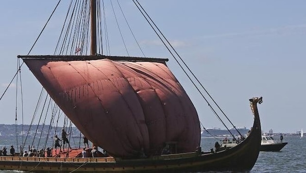 A replica Viking ship capsized off the coast of Norway. A woman lost her life (symbolic image). (Bild: glomex)