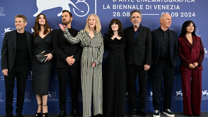 Die Stars von „Beelejuice, Beetlejuice“ mit Regisseur Tim Burton