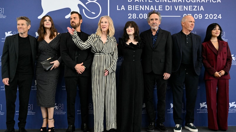 Die Stars von „Beelejuice, Beetlejuice“ mit Regisseur Tim Burton (Bild: APA/AFP/Alberto PIZZOLI)