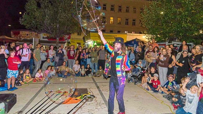 Am Meidlinger Markt sorgen zahlreiche Künstler für die spannende Unterhaltung.