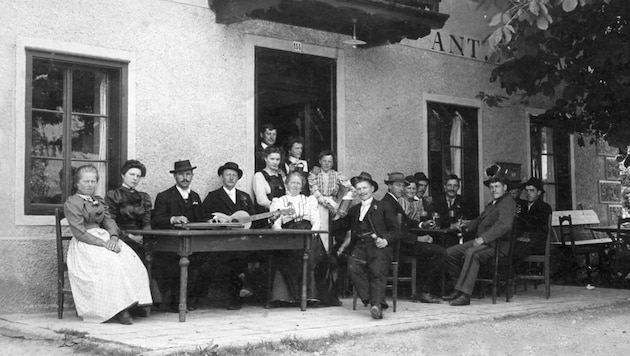 A convivial morning pint in St. Gertraudi around 1915. Back then, the inn was called Thummer, later Kammerlander. (Bild: zVg)