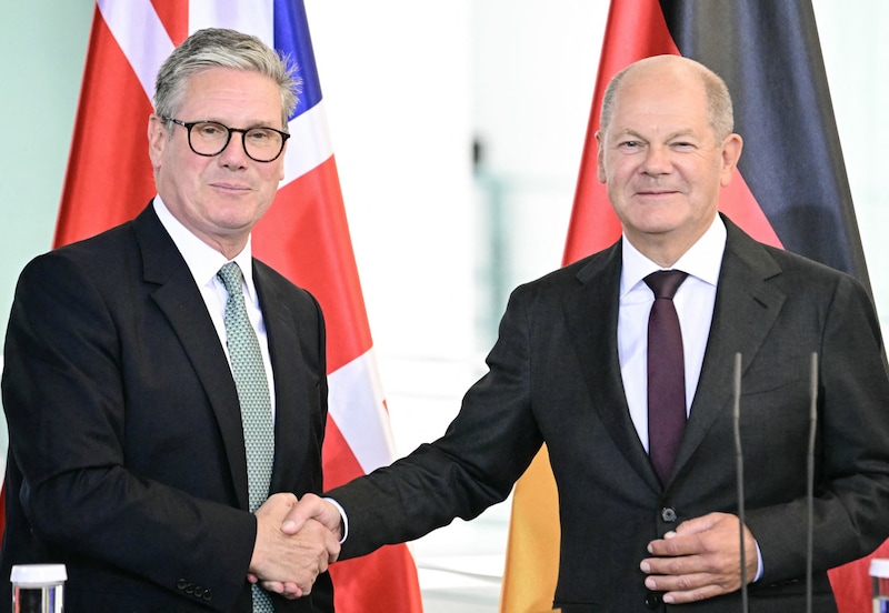 London and Berlin want to work closely together. (Bild: AFP/Tobias SCHWARZ)