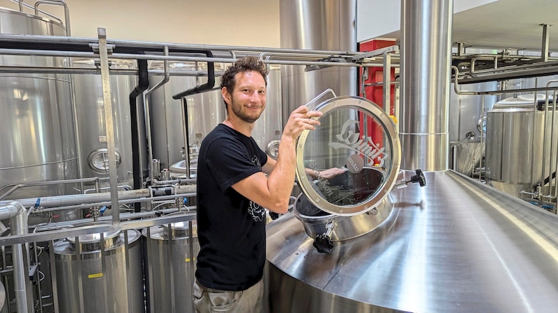 Martin Egrmajer is the master brewer at Wimitzbräu. Born in Bavaria, he is already looking forward to the new bottles. (Bild: Felix Justich)