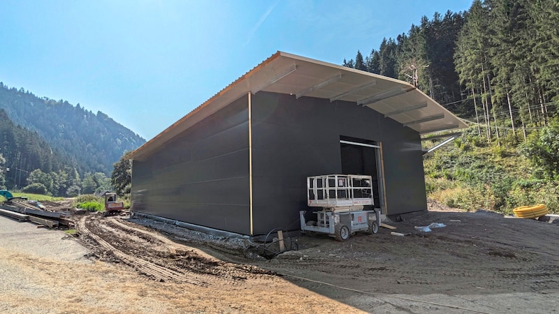 In the future, the filled bottles and empties will be stored in the new logistics hall. (Bild: Felix Justich)