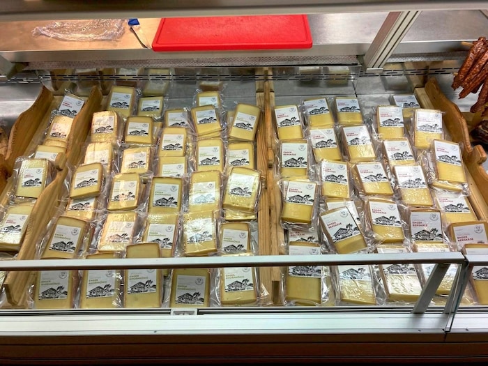 Der vor Ort produzierte Käse wird im Bauernladen verkauft.