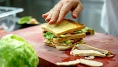 Ein Sandwich mit Wurst und Stängelkohl führte in Italien zum Tod. (Symbolbild)
