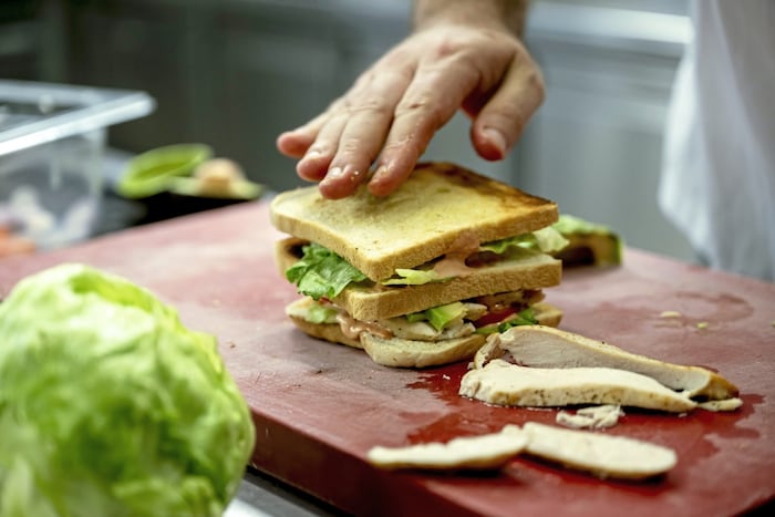 Ein Sandwich mit Wurst und Stängelkohl führte in Italien zum Tod. (Symbolbild)