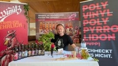 Wimitzbräu-Chef Josef Habich mit seinem Sortiment. (Bild: Felix Justich)