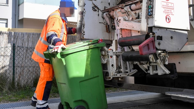 Symbolfoto: Der 38-jährige Müllmann war mit einem Wagen der Linz AG unterwegs, als das schreckliche Missgeschick passierte. (Bild: © Harald Dostal, Krone KREATIV)