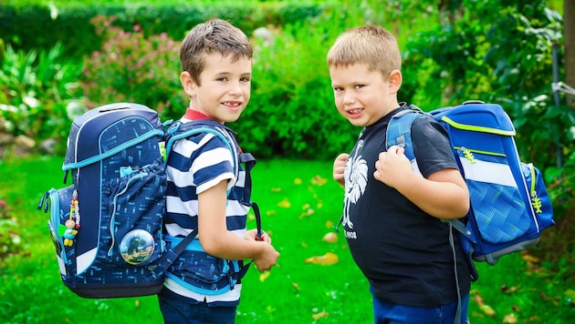 Raphael und Matthias haben ihre Schultaschen schon einmal probegepackt und freuen sich schon auf den Start. (Bild: Scharinger Daniel)