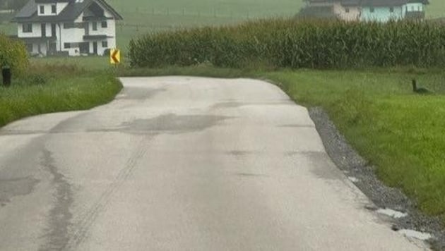 On this main road in the St. Georgen district of Holzhausen, residents are demanding a footpath and cycle path. They say that it is only safe to get to the Lokalbahn by car. (Bild: zVg)