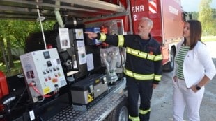 Klaus Friedl von der Feuerwehr Imst erklärte LR Astrid Mair die Funktion einer Großpumpe. (Bild: Hubert Daum)