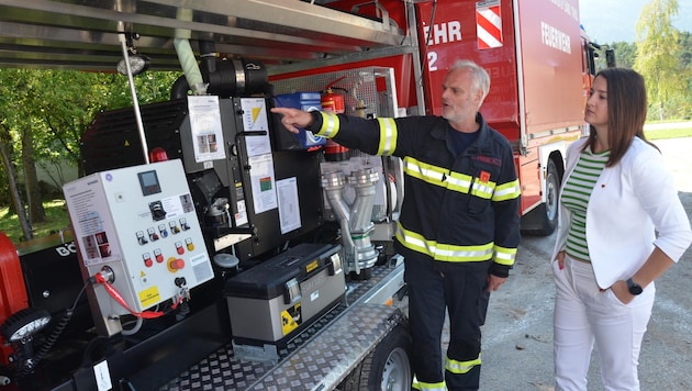 Klaus Friedl von der Feuerwehr Imst erklärte LR Astrid Mair die Funktion einer Großpumpe. (Bild: Hubert Daum)