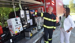 Klaus Friedl von der Feuerwehr Imst erklärte LR Astrid Mair die Funktion einer Großpumpe. (Bild: Hubert Daum)