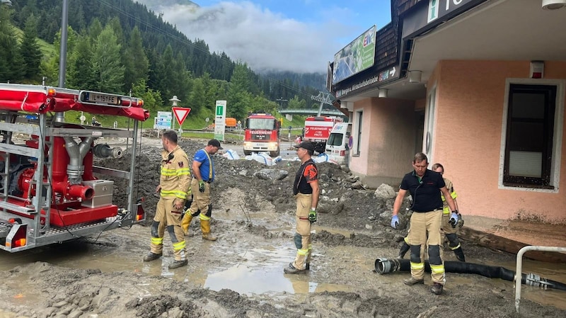 Die Feuerwehren leisteten in St. Anton großartige Arbeit. (Bild: Land Tirol)