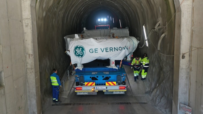 Der Schwertransport bewegt sich in Richtung Ziel Ort im Bergesinneren