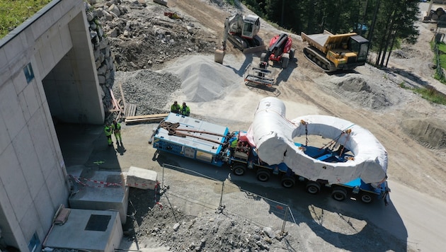 Die 35-Tonnen-Stahlspirale auf der Baustelle am Enzingerboden. (Bild: ÖBB/Thöni)