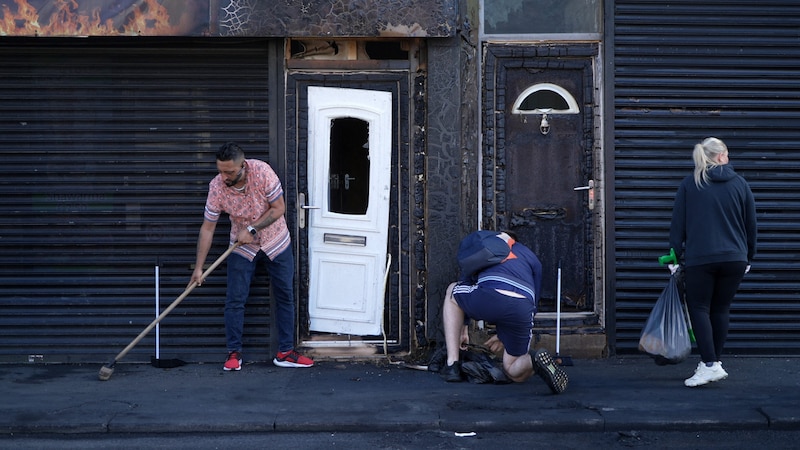 Cleaning up after the riots (Bild: AFP)