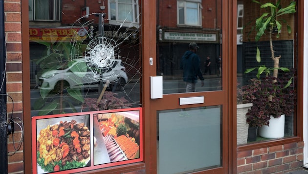 During the riots, pubs and stores belonging to Britons with a migrant background were attacked and destroyed. (Bild: AFP)