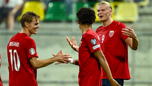 Martin Ödegaard (l.), Erling Haaland (r.) und Co. treffen am 9. September auf Österreich. (Bild: AFP/APA/Jewel SAMAD)