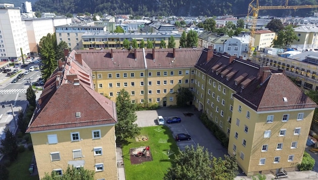 Von der stark befahrenen Saint-Julien- bzw. Gablerstraße kriegt man im putzigen Innenhof nichts mit. Elf Mieter wehren sich mit Kay Dankls Unterstützung gegen den Auszug. (Bild: Tschepp Markus)