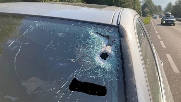 The bolt pierced the windshield (Bild: Polizei Salzburg)