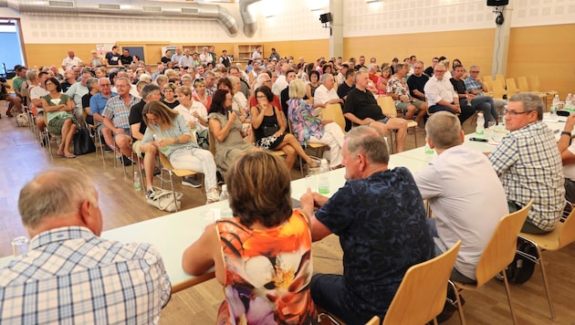 Hundreds of citizens gathered in Söchau on Wednesday evening to ask politicians questions about the possible merger of Söchau and Fürstenfeld (Bild: Jauschowetz Christian/Christian Jauschowetz)