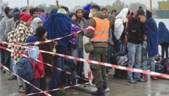 Die Asylanträge sind zuletzt stark gesunken. Dennoch bleibt die Flüchtlingsfrage eine wichtige im politischen Diskurs. (Bild: picturedesk.com/HELMUT FOHRINGER/APA)