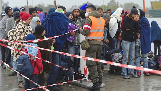 New deportation agreements are needed to solve the asylum crisis. (Bild: picturedesk.com/HELMUT FOHRINGER/APA)