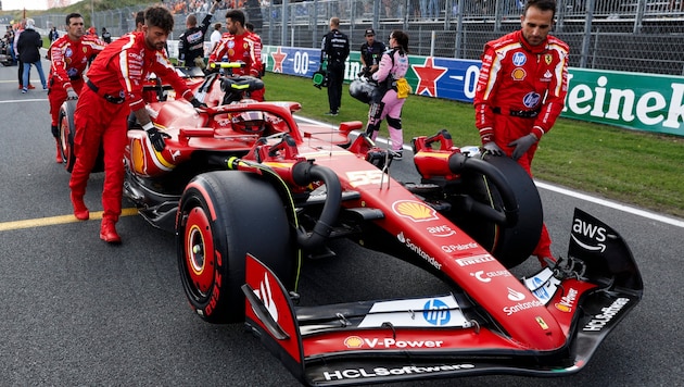 The SF-24 gets new parts for Monza. (Bild: AFP/APA/SIMON WOHLFAHRT)