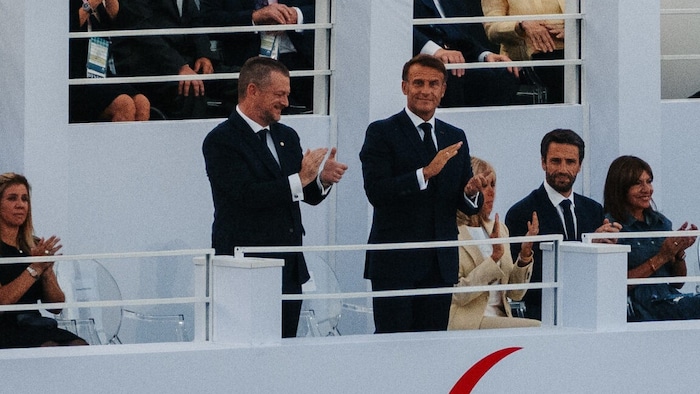 Frankreichs Präsident Macron (re.) und Andrew Parson, Präsident des Internationalen ...