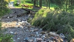 Mehrere Zufahrtsstraßen wurden in Stockenboi verlegt. Die Aufräumarbeiten laufen auf Hochtouren. (Bild: Gemeinde Stockenboi)