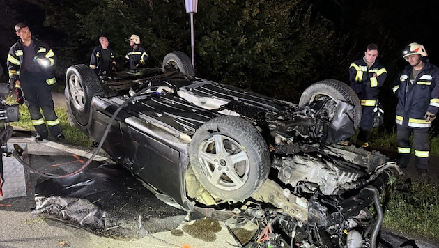 Der havarierte Wagen landete zuletzt am Dach (Bild: AFK Mondsee/C.Stoxreiter)