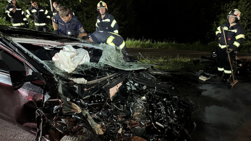 Das Fahrzeug ist nur noch ein Haufen Schrott (Bild: AFK Mndsee/C. Stoxreiter)