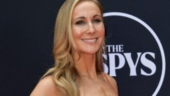 Nikki Glaser wird heuer durch die Golden-Globe-Gala führen. (Bild: APA/AFP/Unique Nicole)