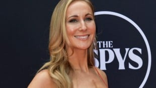 Nikki Glaser wird heuer durch die Golden-Globe-Gala führen.