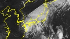 Dieses vom Satelliten „Himawari“ aufgenommene Bild zeigt den Taifun Shanshan, der sich über die japanische Region Kyushu bewegt. (Bild: APA/AFP/Japan Meteorological Agency/HANDOUT)