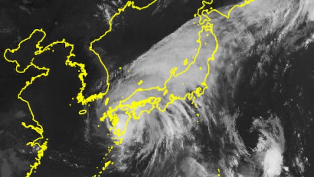 This image taken by the "Himawari" satellite shows Typhoon Shanshan moving over the Japanese region of Kyushu. (Bild: APA/AFP/Japan Meteorological Agency/HANDOUT)