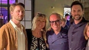 Lukas Adam (r) mit Bruder Thomas und Mama Dagmar bei Starkoch Wolfgang Puck.