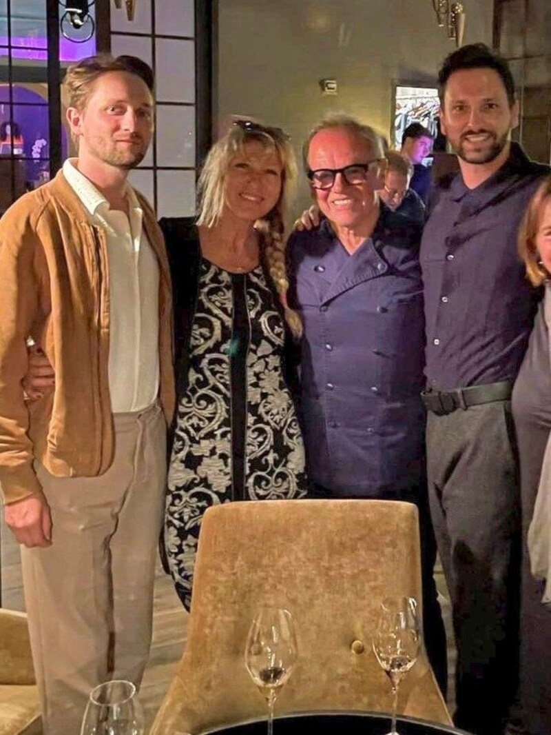 Wolfgang Puck ist in Los Angeles ein Freund von Lukas geworden. Auch Dagmar und Bruder Thomas sind stolz. (Bild: Zvg)