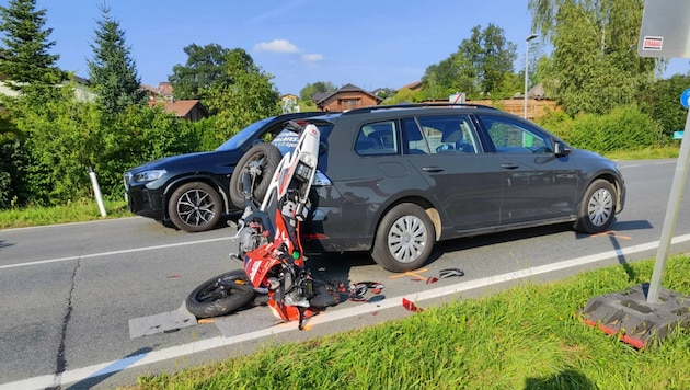 Crash in Straßwalchen: Motorcycle against car (Bild: FF Straßwalchen)