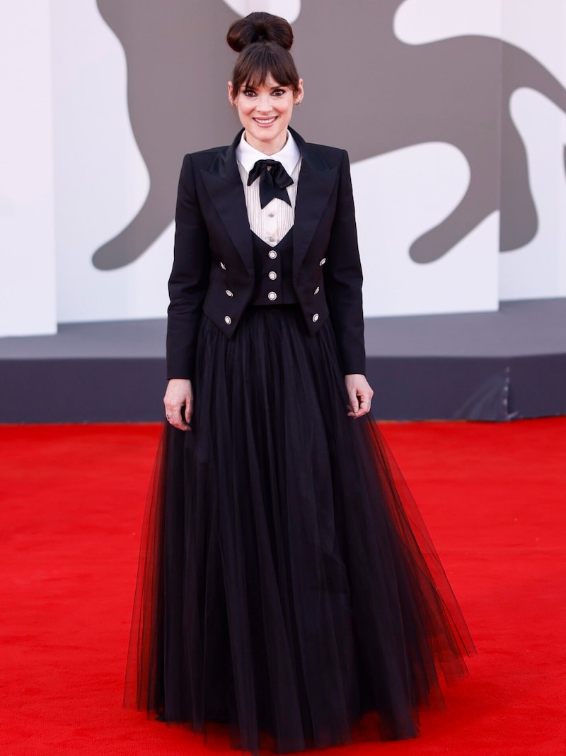 Winona Ryder arrived in an outfit by Chanel. (Bild: APA/Vianney Le Caer/Invision/AP)