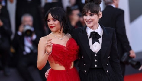 Die Schauspielerin (rechts) neben „Wednesday“-Darstellerin Jenna Ortega