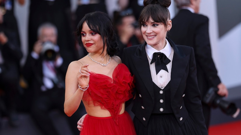 Jenna Ortega with "Beetlejuice, Beetlejuice" colleague Winona Ryder (Bild: APA/Vianney Le Caer/Invision/AP)